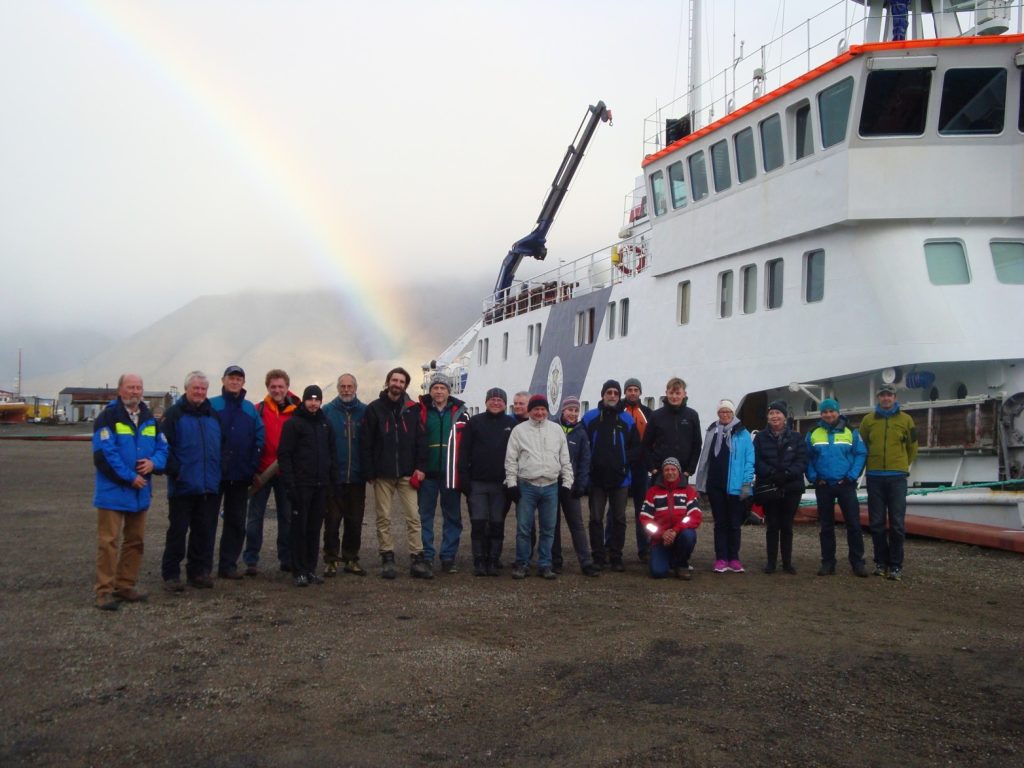 Uczestnicy workshopu SvalGeoBase w Longyearbyen na tle statku badawczego Horyzont 2.